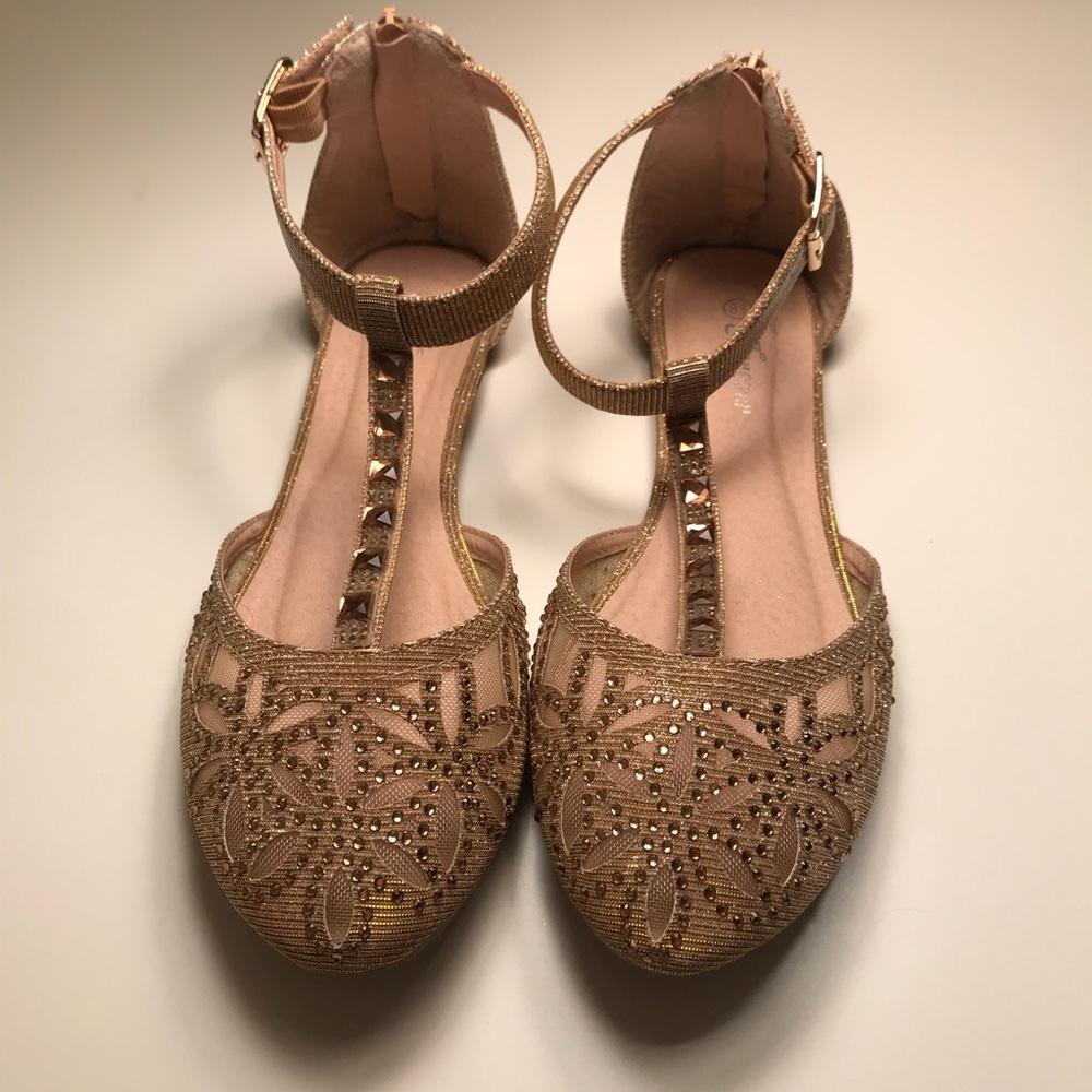 TRAFFIC gold sandals